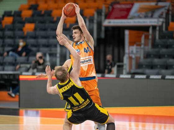 Fedor Zugic Ratiopharm Ulm 44 , Lukas Herzog MHP Riesen Ludwigsburg, 11 , GER, Ratiopharm Ulm vs MHP Riesen Ludwigsburg, Basketball, Bundesliga, easycredit, 15 Spieltag, Spielzeit 2021 2022, 02 01 2022, GER, Ratiopharm Ulm vs MHP Riesen Ludwigsburg, Basketball, Bundesliga, easycredit, 15 Spieltag, Spielzeit 2021 2022, 02 01 2022 Ulm Copyright: xEibner-Pressefoto SaschaxWaltherx EP_EER