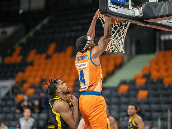 Justin Simon MHP Riesen Ludwigsburg, 05 , Jaron Blossomgame Ratiopharm Ulm 04 , GER, Ratiopharm Ulm vs MHP Riesen Ludwigsburg, Basketball, Bundesliga, easycredit, 15 Spieltag, Spielzeit 2021 2022, 02 01 2022, GER, Ratiopharm Ulm vs MHP Riesen Ludwigsburg, Basketball, Bundesliga, easycredit, 15 Spieltag, Spielzeit 2021 2022, 02 01 2022 Ulm Copyright: xEibner-Pressefoto SaschaxWaltherx EP_EER