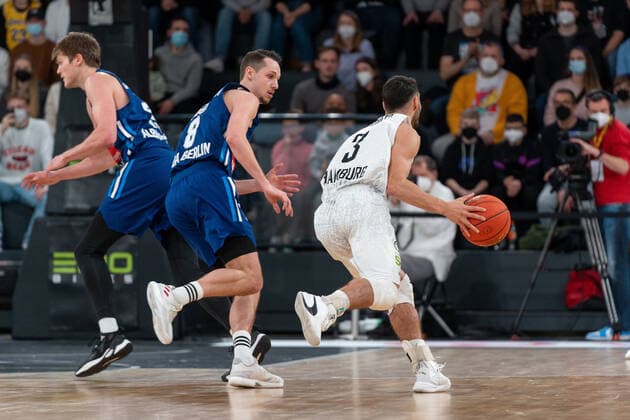 Max Dileo Hamburg Towers 3 vs Marcus Eriksson ALBA Berlin 8 Hamburg Towers vs ALBA Berlin, Basketball, Bundesliga, Hauptrunde, Spieltag 15, Saison 2021 2022, 02 01 2022 Marcel von Fehrn Hamburg Towers vs ALBA Berlin, Basketball, Bundesliga, Hauptrunde, Spieltag 15, Saison 2021 2022, 02 01 2022 Hamburg Copyright: xEibnerxPressefoto MarcelxvonxFehrnx EP_MFN