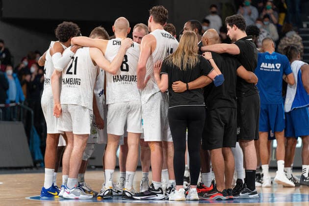 Hamburg Towers in the circle after losing to ALBA Berlin Hamburg Towers vs ALBA Berlin, Basketball, Bundesliga, Hauptrunde, Spieltag 15, Saison 2021 2022, 02 01 2022 Marcel von Fehrn Hamburg Towers vs ALBA Berlin, Basketball, Bundesliga, Hauptrunde, Spieltag 15, Saison 2021 2022, 02 01 2022 Hamburg Copyright: xEibnerxPressefoto MarcelxvonxFehrnx EP_MFN