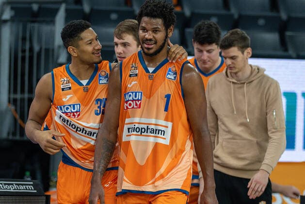 Karim Jallow Ratiopharm Ulm 35 , Christiano Felicio Ratiopharm Ulm 01 , GER, Ratiopharm Ulm vs MHP Riesen Ludwigsburg, Basketball, Bundesliga, easycredit, 15 Matchday, Season 2021 2022, 02 01 2022, GER, Ratiopharm Ulm vs MHP Riesen Ludwigsburg, Basketball, Bundesliga, easycredit, 15 Matchday, Season 2021 2022, 02 01 2022 Ulm Copyright: xEibner-Pressefoto SaschaxWaltherx EP_EER