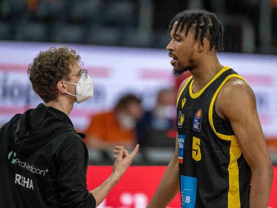 Justin Simon MHP Riesen Ludwigsburg, 05 , is disappointed disappointed, dissatisfied, GER, Ratiopharm Ulm vs MHP Riesen Ludwigsburg, Basketball, Bundesliga, easycredit, 15 Spieltag, Spielzeit 2021 2022, 02 01 2022, GER, Ratiopharm Ulm vs MHP Riesen Ludwigsburg, Basketball, Bundesliga, easycredit, 15 Spieltag, Spielzeit 2021 2022, 02 01 2022 Ulm Copyright: xEibner-Pressefoto SaschaxWaltherx EP_EER