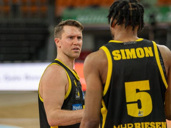 Jordan Hulls MHP Riesen Ludwigsburg, 01 , Justin Simon MHP Riesen Ludwigsburg, 05 , is disappointed disappointed, dissatisfied, GER, Ratiopharm Ulm vs MHP Riesen Ludwigsburg, Basketball, Bundesliga, easycredit, 15 Spieltag, Spielzeit 2021 2022, 02 01 2022, GER, Ratiopharm Ulm vs MHP Riesen Ludwigsburg, Basketball, Bundesliga, easycredit, 15 Spieltag, Spielzeit 2021 2022, 02 01 2022 Ulm Copyright: xEibner-Pressefoto SaschaxWaltherx EP_EER