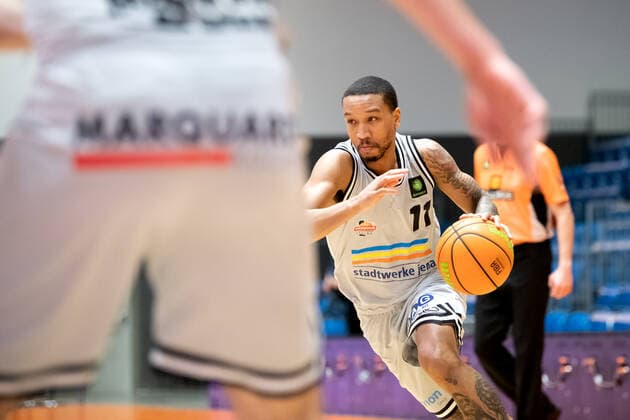 BARMER 2 Basketball Bundesliga Season 2021 2022 Matchday 17 on 02 01 22 Medipolis SC Jena vs RASTA Vechta right Rayshawn Simmons Jena on the ball Sparkassen Arena