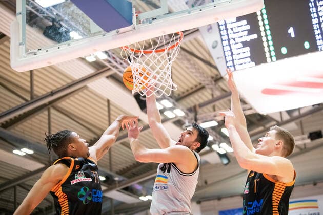 BARMER 2 Basketball Bundesliga Season 2021 2022 Matchday 17 on 02 01 22 Medipolis SC Jena vs RASTA Vechta center against 2 opponents at the basket Alexander Herrera Jena against left Tyrone Nash and right Robin Lodders, both Vechta Sparkassen Arena