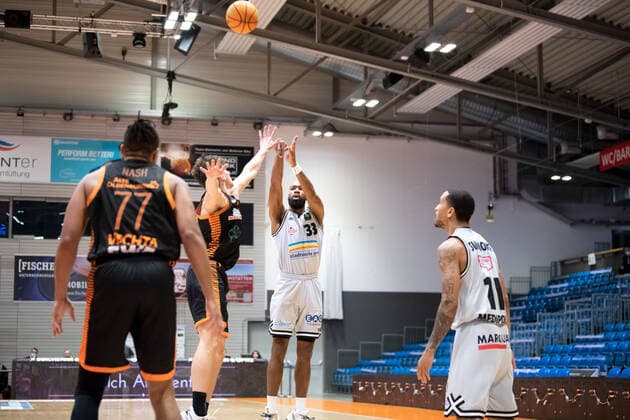 BARMER 2 Basketball Bundesliga Season 2021 2022 Matchday 17 on 02 01 22 Medipolis SC Jena vs RASTA Vechta center Brandon Thomas Jena throwing against Kristofer Krause Vechta Sparkassen Arena