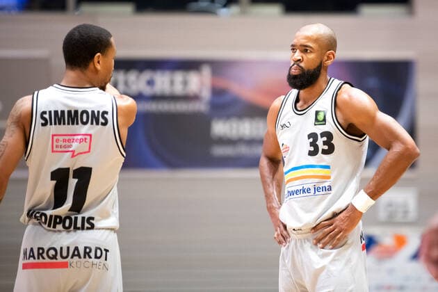 BARMER 2 Basketball Bundesliga Season 2021 2022 Matchday 17 on 02 01 22 Medipolis SC Jena vs RASTA Vechta v li Rayshawn Simmons Jena in exchange with teammate Brandon Thomas Jena Sparkassen Arena.