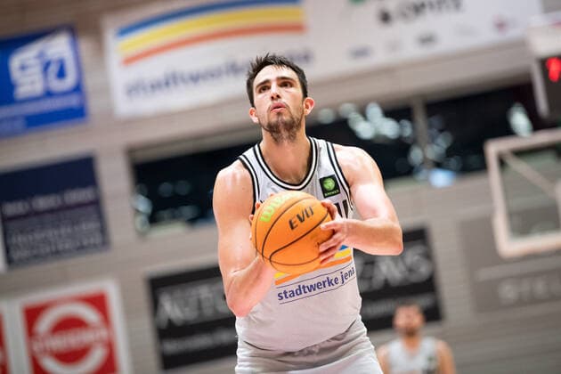BARMER 2 Basketball Bundesliga Season 2021 2022 Matchday 17 on 02 01 22 Medipolis SC Jena vs RASTA Vechta Alex Herrera Jena at the free throw, portrait Sparkassen Arena
