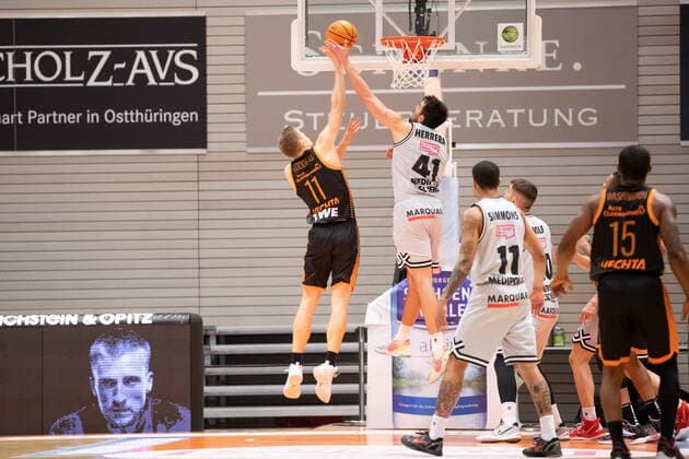 BARMER 2 Basketball Bundesliga Season 2021 2022 Matchday 17 on 02 01 22 Medipolis SC Jena vs RASTA Vechta v li Duel under the basket Robin Lodders Vechta vs Alex Herrera Jena Sparkassen Arena
