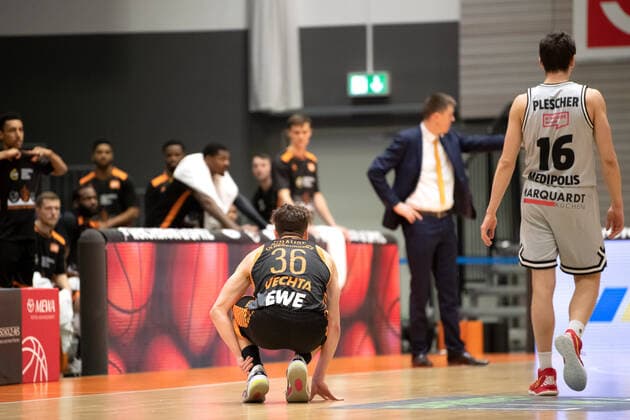 BARMER 2 Basketball Bundesliga Season 2021 2022 Matchday 17 on 02 01 22 Medipolis SC Jena vs RASTA Vechta center Kristofer Krause Vechta injured left ankle Sparkassen Arena