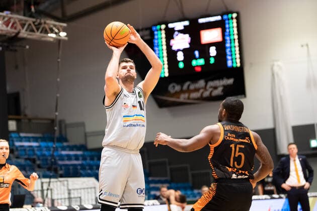 BARMER 2 Basketball Bundesliga season 2021 2022 Matchday 17 on 02 01 22 Medipolis SC Jena vs RASTA Vechta v li Julius Wolf Jena with the 3 against James Washington Vechta Sparkassen Arena