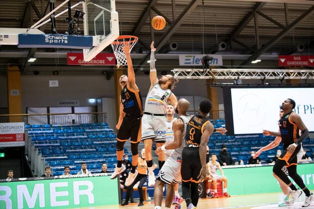 BARMER 2 Basketball Bundesliga Season 2021 2022 Matchday 17 on 02 01 22 Medipolis SC Jena vs RASTA Vechta v re Nico Brauner Jena at the basket against Joel Sadu Aminu Vechta Sparkassen Arena
