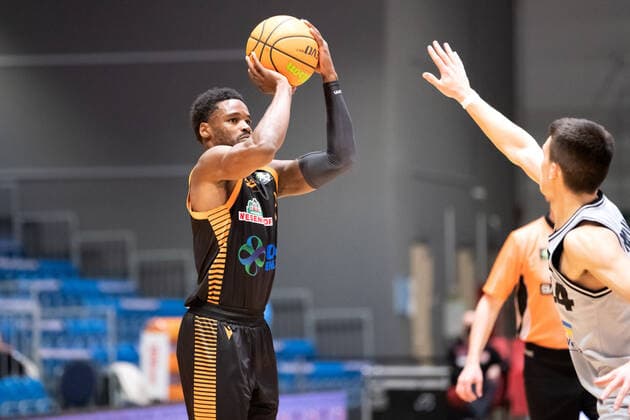 BARMER 2 Basketball Bundesliga season 2021 2022 Matchday 17 on 02 01 22 Medipolis SC Jena vs RASTA Vechta v li Josh Young Vechta throwing against Vuk Radojicic Jena Sparkassen Arena