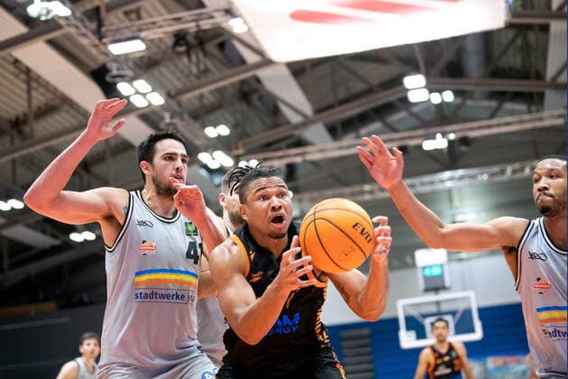 BARMER 2 Basketball Bundesliga Season 2021 2022 Matchday 17 on 02 01 22 Medipolis SC Jena vs RASTA Vechta center on the rebound against 2 opponents Tyrone Nash Vechta , left Alexander Herrera Jena , right Rayshawn Simmons Jena Sparkassen Arena