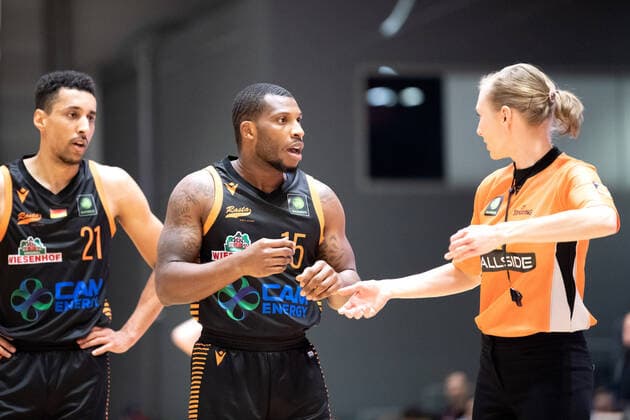 BARMER 2 Basketball Bundesliga Season 2021 2022 Matchday 17 on 02 01 22 Medipolis SC Jena vs RASTA Vechta v li in exchange with the referees Joel Sadu Aminu Vechta and James Washington Vechta Sparkassen Arena