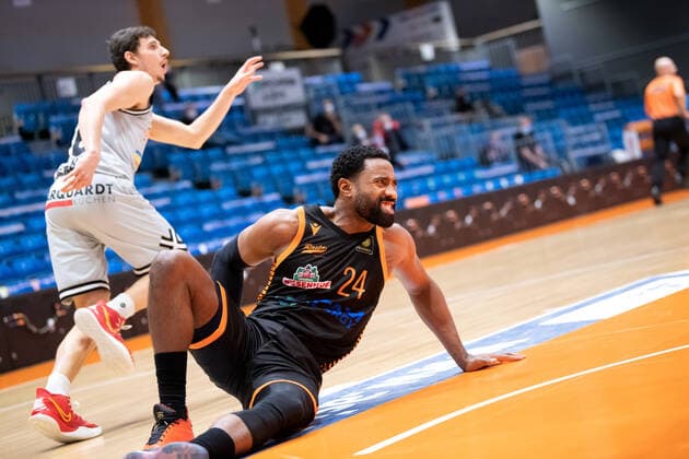 BARMER 2 Basketball Bundesliga Season 2021 2022 Matchday 17 on 02 01 22 Medipolis SC Jena vs RASTA Vechta front with pain contorted face on the floor Preston Purifoy Vechta , behind Moritz Schneider Jena Sparkassen Arena
