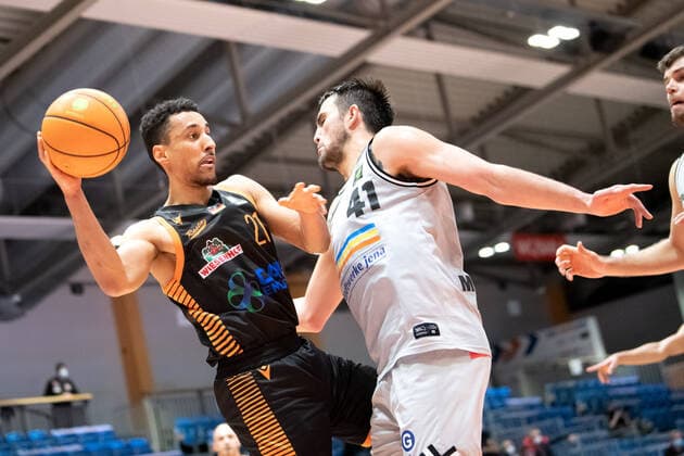 BARMER 2 Basketball Bundesliga Season 2021 2022 Matchday 17 on 02 01 22 Medipolis SC Jena vs RASTA Vechta v li Joel Sadu Aminu Vechta on the ball against Alexander Herrera Jena Sparkassen Arena