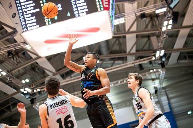 BARMER 2 Basketball Bundesliga Season 2021 2022 Matchday 17 on 02 01 22 Medipolis SC Jena vs RASTA Vechta center at the basket Tyrone Nash Vechta against left Moritz Plescher Jena and Lorenz Bank Jena right Sparkassen Arena