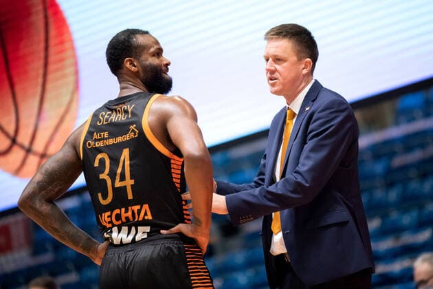 BARMER 2 Basketball Bundesliga season 2021 2022 Matchday 17 on 02 01 22 Medipolis SC Jena vs RASTA Vechta v re coach Vladimir Lucic Vechta calms down player Devin Searcy Vechta after his 5 foul Sparkassen Arena