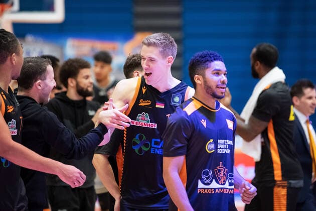 BARMER 2 Basketball Bundesliga Season 2021 2022 Matchday 17 on 02 01 22 Medipolis SC Jena vs RASTA Vechta Overjoyed after the victory in Jena the players of RASTA Vechta center Robin Lodders Sparkassen Arena