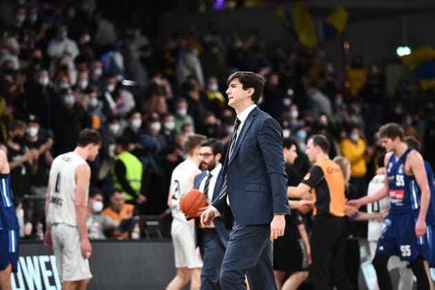 Basketball I Men I Season 2021 2022 I Bundesliga I 13 Matchday I Hamburg Towers ALBA Berlin I 02 01 2022 Pedro Calles Head Coach, Hamburg Towers walks off the court Hamburg edel optics de Arena Hamburg Germany Copyright: xLobeca AndreasxHannigx