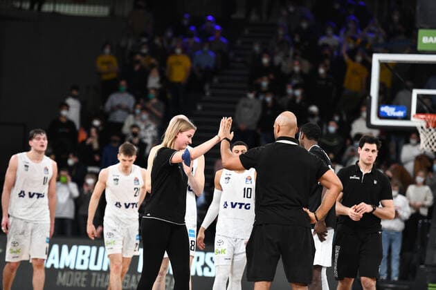 Basketball I Men I Season 2021 2022 I Bundesliga I 13 Matchday I Hamburg Towers ALBA Berlin I 02 01 2022 Coache Mello claps off Hamburg edel optics de Arena Hamburg Germany Copyright: xLobeca AndreasxHannigx