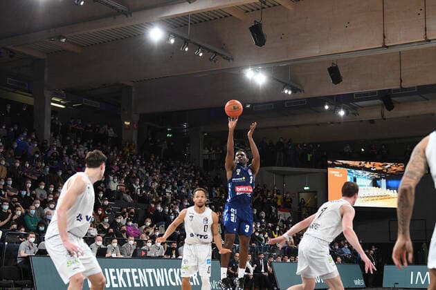 Basketball I Men I Season 2021 2022 I Bundesliga I 13 Matchday I Hamburg Towers ALBA Berlin I 02 01 2022 Jaleen Smith 3, ALBA Berlin makes three points Hamburg edel optics de Arena Hamburg Germany Copyright: xLobeca AndreasxHannigx