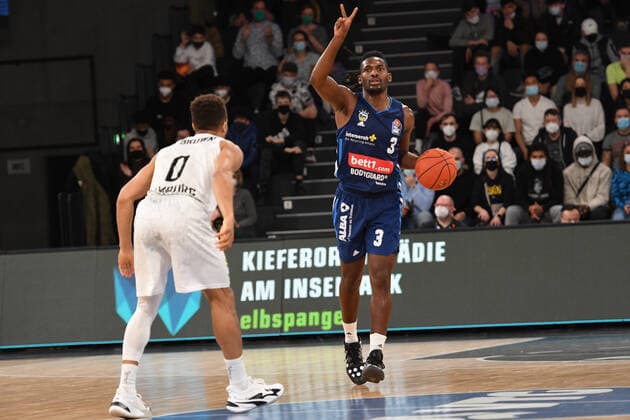Basketball I Mens I 2021 2022 Season I Bundesliga I 13 Matchday I Hamburg Towers ALBA Berlin I 02 01 2022 Jaleen Smith 3, ALBA Berlin vs Jaylon Brown 0, Point Guard, Hamburg Towers Hamburg edel optics de Arena Hamburg Germany. Copyright: xLobeca AndreasxHannigx