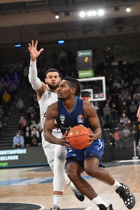 Basketball I Mens I 2021 2022 season I Bundesliga I 13 matchday I Hamburg Towers ALBA Berlin I 02 01 2022 Jaleen Smith 3, ALBA Berlin cant be stopped by Ray McCallum 10, point guard, Hamburg Towers Hamburg edel optics de Arena Hamburg Germany Copyright: xLobeca AndreasxHannigx