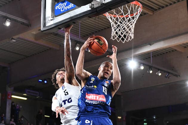 Basketball I Mens I 2021 2022 Season I Bundesliga I 13 Matchday I Hamburg Towers ALBA Berlin I 02 01 2022 Louis Olinde 19, ALBA Berlin puts up a fight against Caleb Homesley 5, shooting guard, Hamburg Towers Hamburg edel optics de Arena Hamburg Germany Copyright: xLobeca AndreasxHannigx