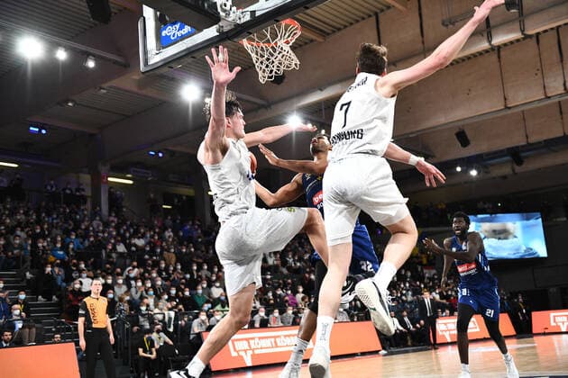 Basketball I Men I Season 2021 2022 I Bundesliga I 13 Matchday I Hamburg Towers ALBA Berlin I 02 01 2022 Christ Koumadje 21, ALBA Berlin vs Maik Kotsar 11, Center, Hamburg Towers and Lukas Meisner 7, Small Forward, Hamburg Towers Hamburg edel optics de Arena Hamburg Germany Copyright: xLobeca AndreasxHannigx