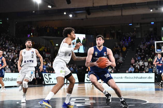 Basketball I Mens I 2021 2022 Season I Bundesliga I 13 Matchday I Hamburg Towers ALBA Berlin I 02 01 2022 Caleb Homesley 5, Shooting Guard, Hamburg Towers vs Yovel Zoosman 50, ALBA Berlin Hamburg edel optics de Arena Hamburg Germany. Copyright: xLobeca AndreasxHannigx