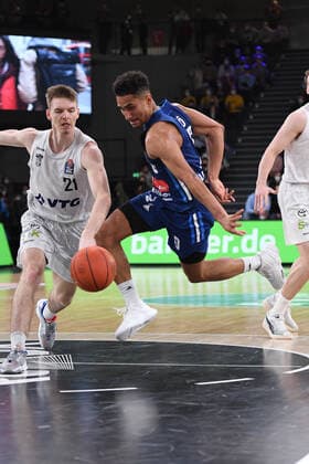 Basketball I Mens I 2021 2022 Season I Bundesliga I 13 Matchday I Hamburg Towers ALBA Berlin I 02 01 2022 Justus Hollatz 21, Point Guard, Hamburg Towers fouls Maodo Lo 0, ALBA Berlin Hamburg edel optics de Arena Hamburg Germany. Copyright: xLobeca AndreasxHannigx