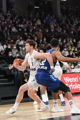 Basketball I Mens I 2021 2022 Season I Bundesliga I 13 Matchday I Hamburg Towers ALBA Berlin I 02 01 2022 Lukas Meisner 7, Small Forward, Hamburg Towers and Johannes Thiemann 32, ALBA Berlin Hamburg edel optics de Arena Hamburg Germany. Copyright: xLobeca AndreasxHannigx