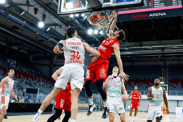 Center Tomas Kyzlink Brose Bamberg, 77 Left Gavin Shilling Bayern Munich, 34 Right Vladimir Lucic Bayern Munich, 11 Brose Bamberg FC Bayern Munich Muenchen easyCredit BBL Basketball Bundesliga Season 2021 22 Matchday 15, 02 01 2022 Bamberg, Brose Arena Photo Daniel Löb Loeb Copyright: DanielxLöb