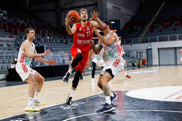 Center Tomas Kyzlink Brose Bamberg, 77 left Zan Sisko Bayern Munich, 31 right Nick Weiler Babb Bayern Munich, 00 Brose Bamberg FC Bayern Munich Muenchen easyCredit BBL Basketball Bundesliga Saison 2021 22 Spieltag 15, 02 01 2022 Bamberg, Brose Arena Copyright: DanielxLöb