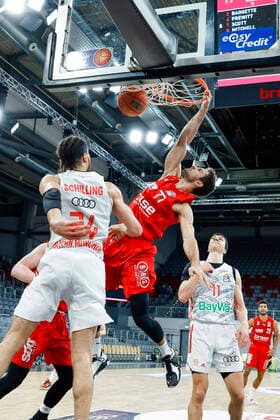 Center Tomas Kyzlink Brose Bamberg, 77 Left Gavin Shilling Bayern Munich, 34 Right Vladimir Lucic Bayern Munich, 11 Brose Bamberg FC Bayern Munich Muenchen easyCredit BBL Basketball Bundesliga Season 2021 22 Matchday 15, 02 01 2022 Bamberg, Brose Arena Photo Daniel Löb Loeb Copyright: DanielxLöb