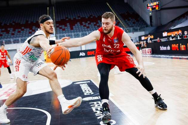 right Martinas Geben Brose Bamberg, 22 left Nick Weiler Babb Bayern München, 00 Brose Bamberg FC Bayern München Muenchen easyCredit BBL Basketball Bundesliga Saison 2021 22 Spieltag 15, 02 01 2022 Bamberg, Brose Arena Copyright: DanielxLöb