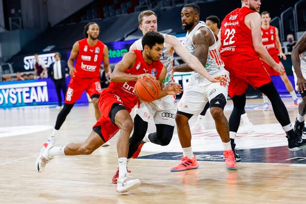 front Kenneth Ogbe Brose Bamberg, 25 back Leon Radosevic Bayern Munich, 43 Brose Bamberg FC Bayern Munich Muenchen easyCredit BBL Basketball Bundesliga Saison 2021 22 Spieltag 15, 02 01 2022 Bamberg, Brose Arena Copyright: DanielxLöb