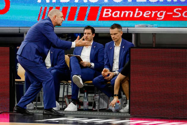 left Headcoach Oren Amiel Brose Bamberg Brose Bamberg FC Bayern Munich easyCredit BBL Basketball Bundesliga Season 2021 22 Matchday 15, 02 01 2022 Bamberg, Brose Arena Copyright: DanielxLöb