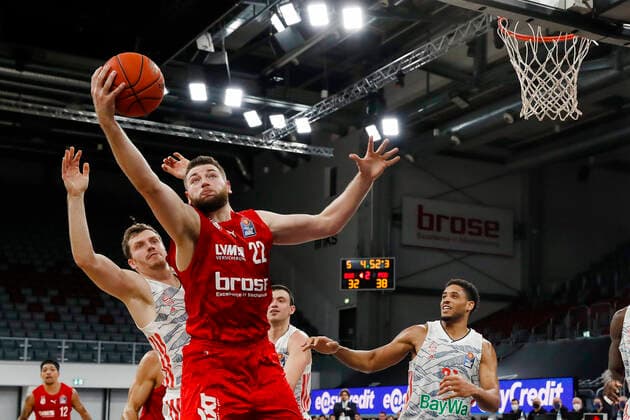 front Martinas Geben Brose Bamberg, 22 back Leon Radosevic Bayern Munich, 43 Brose Bamberg FC Bayern Munich Muenchen easyCredit BBL Basketball Bundesliga Saison 2021 22 Spieltag 15, 02 01 2022 Bamberg, Brose Arena Copyright: DanielxLöb