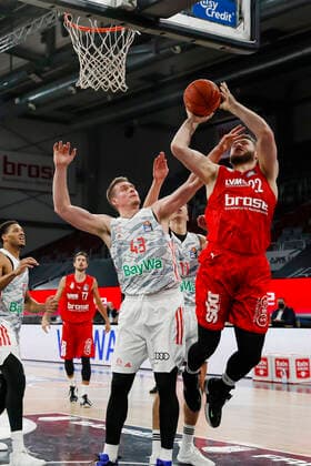 right Martinas Geben Brose Bamberg, 22 left Leon Radosevic Bayern München, 43 Brose Bamberg FC Bayern München Muenchen easyCredit BBL Basketball Bundesliga Saison 2021 22 Spieltag 15, 02 01 2022 Bamberg, Brose Arena Copyright: DanielxLöb