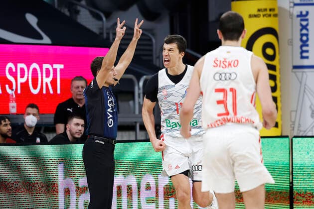 Vladimir Lucic Bayern Munich, 11 cheers after his three-pointer to make it 87 82 Brose Bamberg FC Bayern Munich Muenchen easyCredit BBL Basketball Bundesliga Saison 2021 22 Spieltag 15, 02 01 2022 Bamberg, Brose Arena Copyright: DanielxLöb
