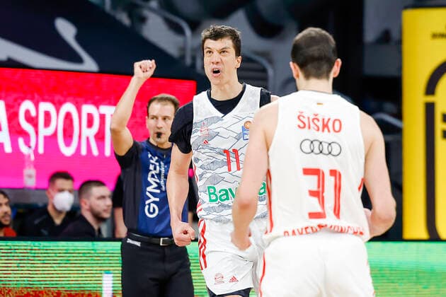 Vladimir Lucic Bayern Munich, 11 cheers after his three-pointer to make it 87 82 Brose Bamberg FC Bayern Munich Muenchen easyCredit BBL Basketball Bundesliga Saison 2021 22 Spieltag 15, 02 01 2022 Bamberg, Brose Arena Copyright: DanielxLöb