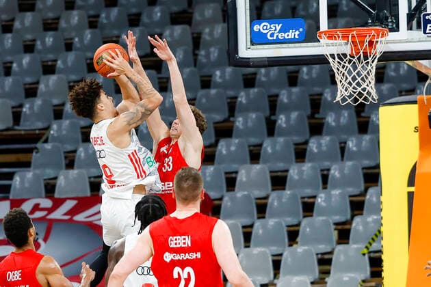 left Joshua Obiesie Bayern Munich, 09 right Patrick Heckmann Brose Bamberg, 33 Brose Bamberg FC Bayern Munich Muenchen easyCredit BBL Basketball Bundesliga Saison 2021 22 Spieltag 15, 02 01 2022 Bamberg, Brose Arena Copyright: DanielxLöb