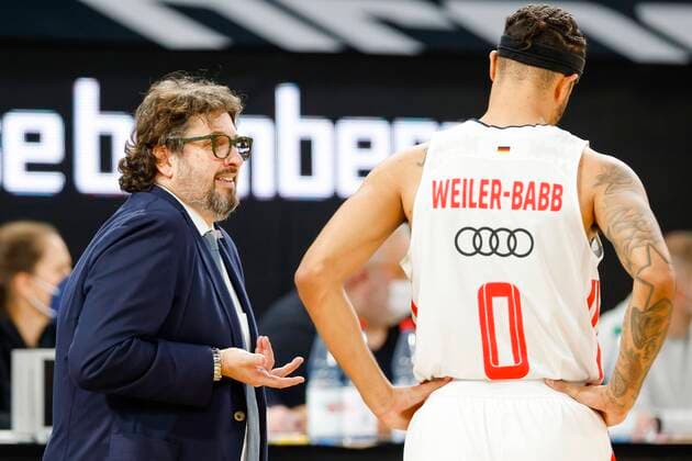 left Headcoach Head Coach Andrea Trinchieri Bayern Munich right Nick Weiler Babb Bayern Munich, 00 Brose Bamberg FC Bayern Munich Muenchen easyCredit BBL Basketball Bundesliga Saison 2021 22 Spieltag 15, 02 01 2022 Bamberg, Brose Arena Copyright: DanielxLöb
