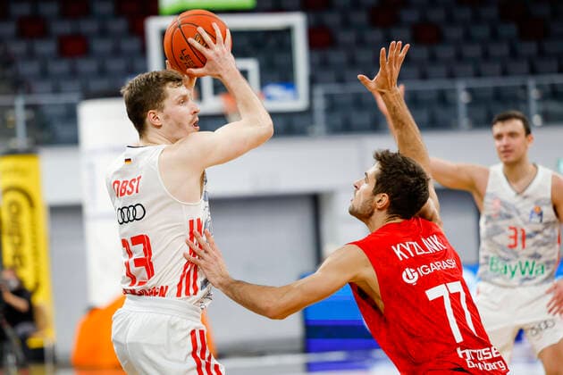 left Andreas Obst Bayern Munich, 13 right Tomas Kyzlink Brose Bamberg, 77 Brose Bamberg FC Bayern Munich Muenchen easyCredit BBL Basketball Bundesliga Saison 2021 22 Spieltag 15, 02 01 2022 Bamberg, Brose Arena Copyright: DanielxLöb