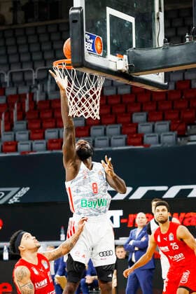 Center Othello Hunter Bayern Munich, 08 left Justin Robinson Brose Bamberg, 12 right Kenneth Ogbe Brose Bamberg, 25 Brose Bamberg FC Bayern Munich Muenchen easyCredit BBL Basketball Bundesliga Saison 2021 22 Spieltag 15, 02 01 2022 Bamberg, Brose Arena Copyright: DanielxLöb