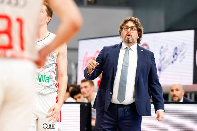 Head Coach Head Coach Andrea Trinchieri Bayern München Brose Bamberg FC Bayern München Muenchen easyCredit BBL Basketball Bundesliga Saison 2021 22 Spieltag 15, 02 01 2022 Bamberg, Brose Arena Copyright: DanielxLöb