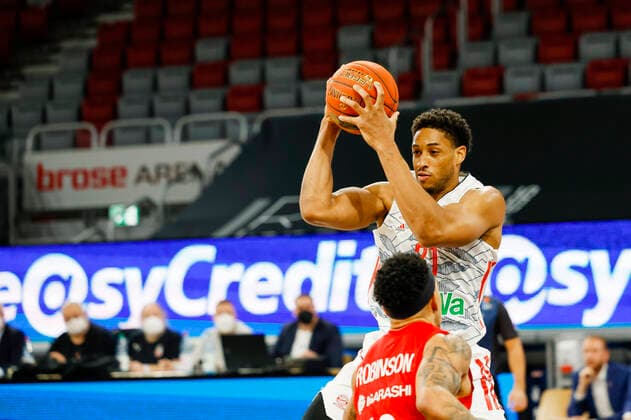 Above Augustine Rubit Bayern Munich, 21 Below Justin Robinson Brose Bamberg, 12 Brose Bamberg FC Bayern Munich Muenchen easyCredit BBL Basketball Bundesliga Saison 2021 22 Spieltag 15, 02 01 2022 Bamberg, Brose Arena Copyright: DanielxLöb